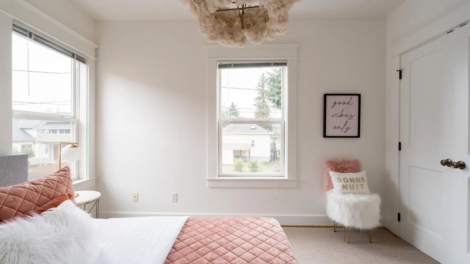 The Bohemian Spirit - Live Music, Eateries & Bars Apartment Portland