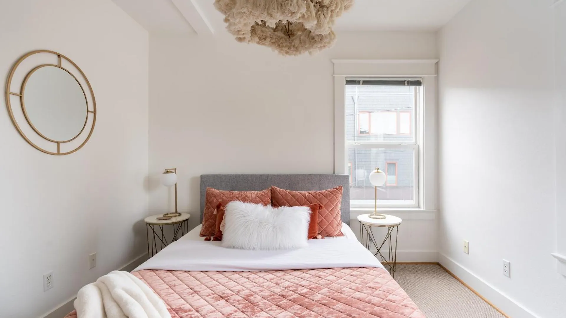 The Bohemian Spirit - Live Music, Eateries & Bars Apartment Portland 0*,  United States