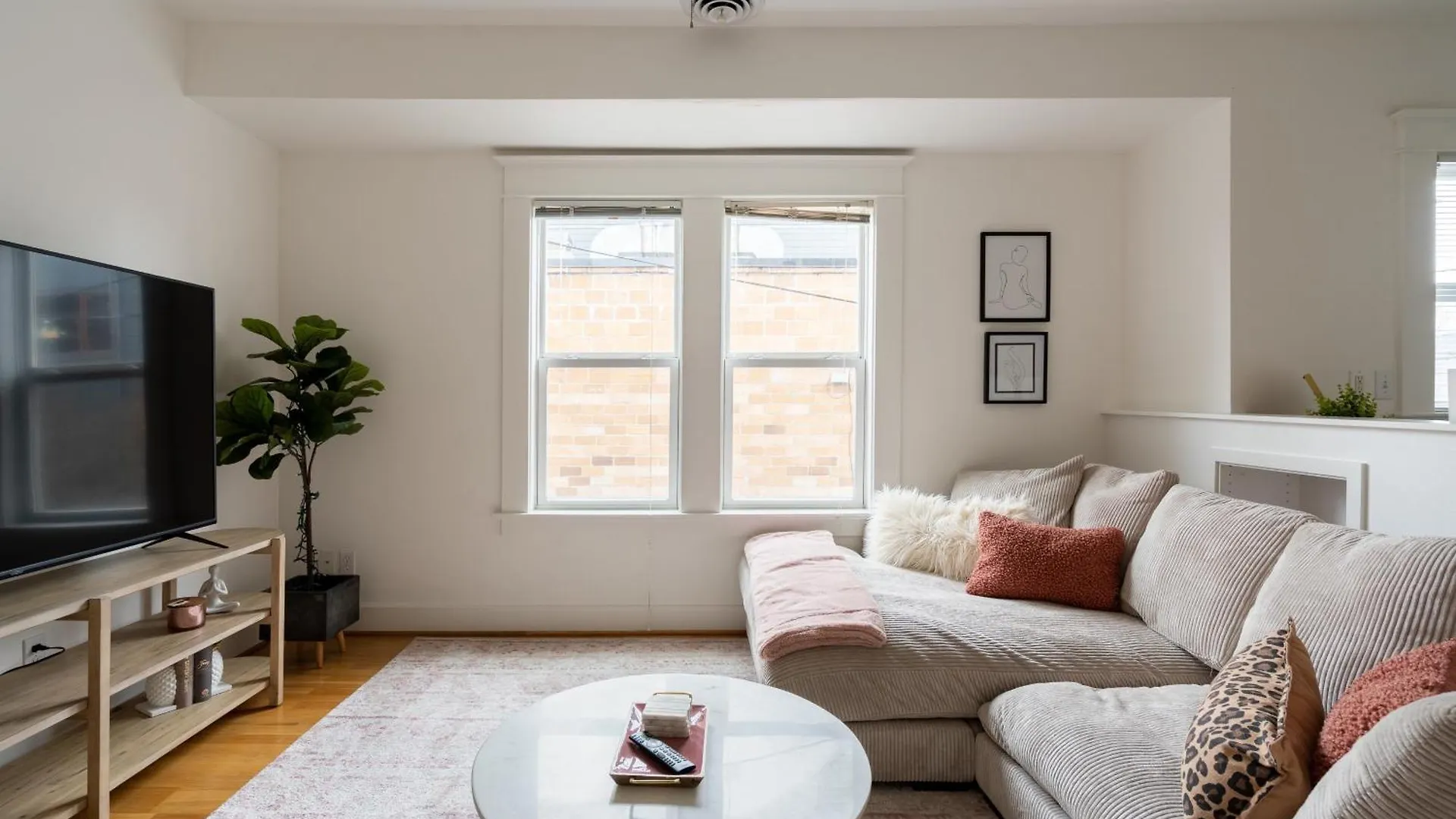 The Bohemian Spirit - Live Music, Eateries & Bars Apartment Portland