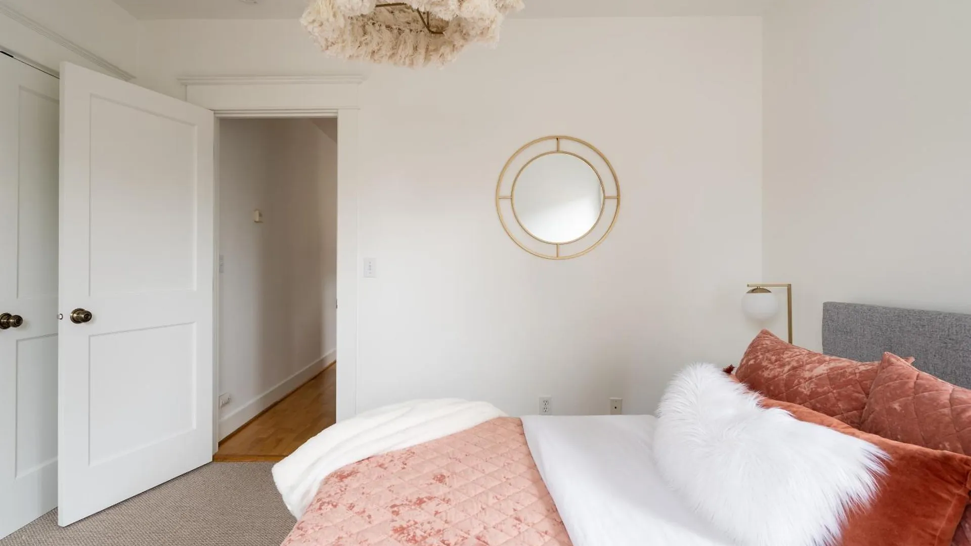 The Bohemian Spirit - Live Music, Eateries & Bars Apartment Portland