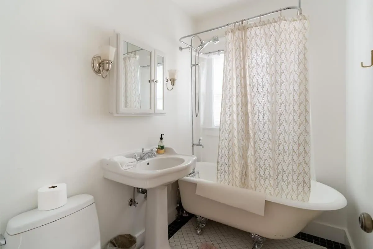 The Bohemian Spirit - Live Music, Eateries & Bars Apartment Portland