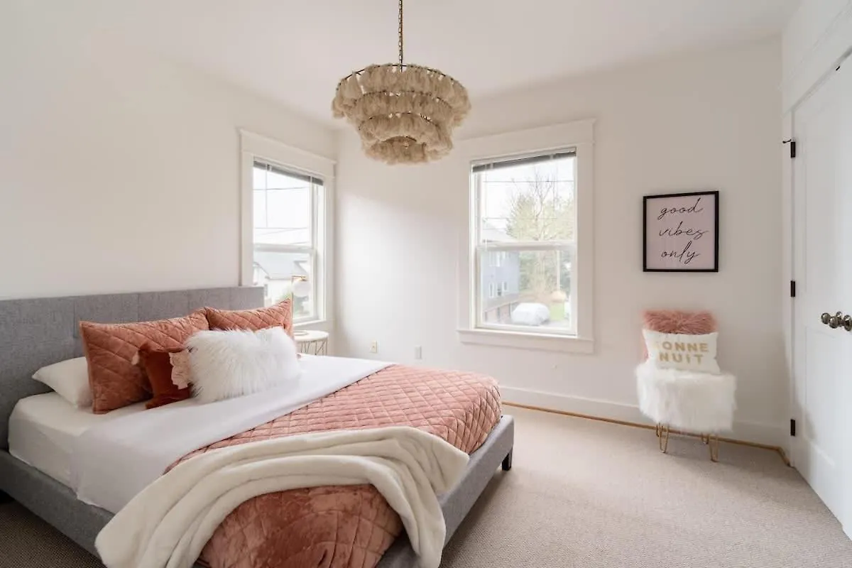 The Bohemian Spirit - Live Music, Eateries & Bars Apartment Portland