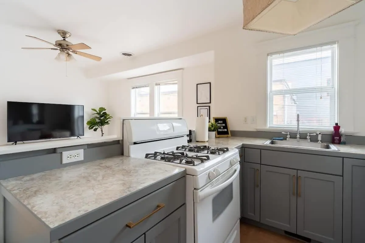 The Bohemian Spirit - Live Music, Eateries & Bars Apartment Portland