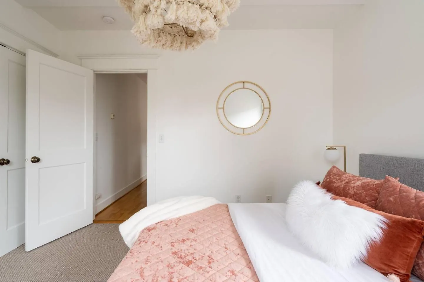 The Bohemian Spirit - Live Music, Eateries & Bars Apartment Portland 0*,  United States